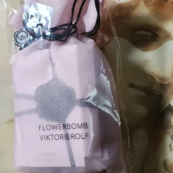 Viktor & Rolf Light Pink Cosmetic Drawstring .Lotions + perfume sample + bag. - Picture 6 of 6